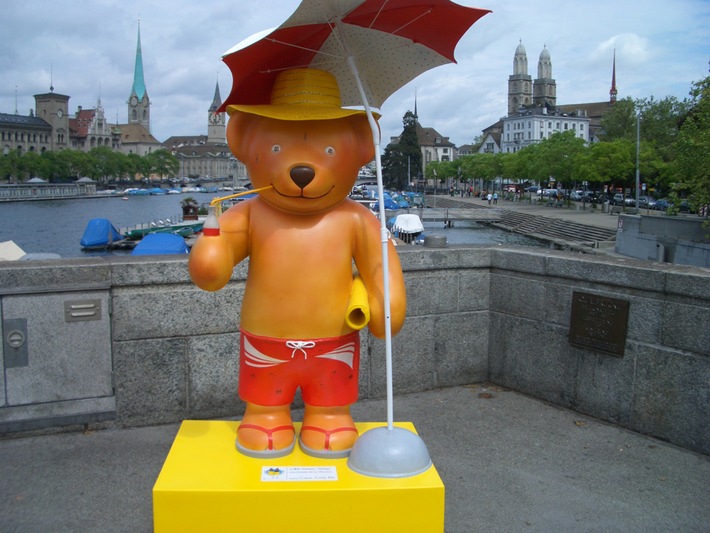 Endlich sind sie da! 20 Coca-Cola Teddy&#039;s schmücken Zürich&#039;s Strassen und Plätze