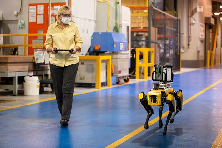 Vierbeiniger Roboter bei Ford im Einsatz, um Produktionsanlagen zu scannen / Ford experimentiert mit vierbeinigen Robotern für den Einsatz in schwer zugänglichen Fabrikbereichen. Weiterer Text über ots und www.presseportal.de/nr/6955 / Die Verwendung dieses Bildes ist für redaktionelle Zwecke honorarfrei. Veröffentlichung bitte unter Quellenangabe: "obs/Ford-Werke GmbH"