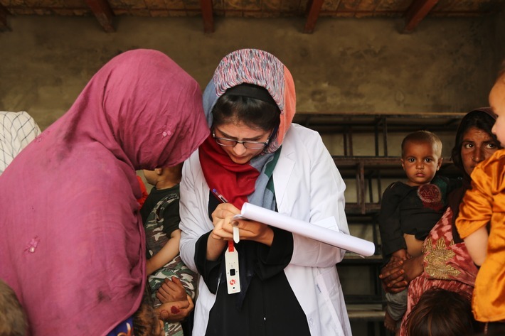 Islamic Relief-Mitarbeiterin mit afghanischen Müttern und ihren Kindern in einer Versorgungsstation für unterernährte Kinder (Sommer 2022, Afghanistan) / Weiterer Text über ots und www.presseportal.de/nr/50131 / Die Verwendung dieses Bildes für redaktionelle Zwecke ist unter Beachtung aller mitgeteilten Nutzungsbedingungen zulässig und dann auch honorarfrei. Veröffentlichung ausschließlich mit Bildrechte-Hinweis.