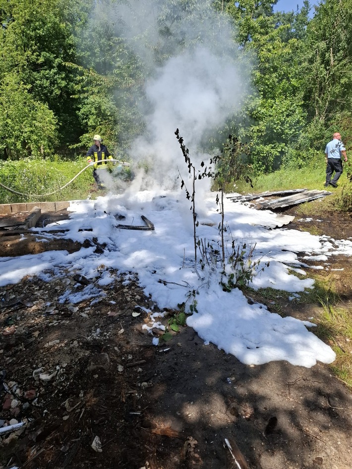 FW Südheide: Größerer Menge Müll und Schrott brennen- Feuerwehr Unterlüß bei 30 Grad im Brandeinsatz