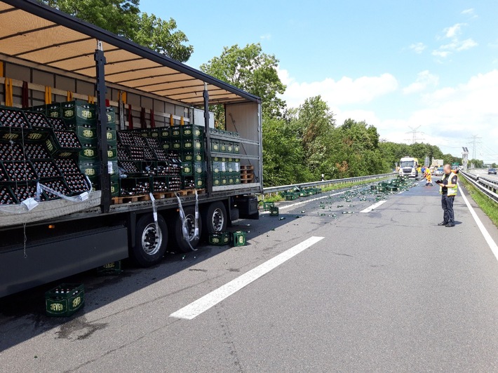 POL-OL: +++ LKW verliert 50 Kisten Bier auf der Autobahn 29 +++