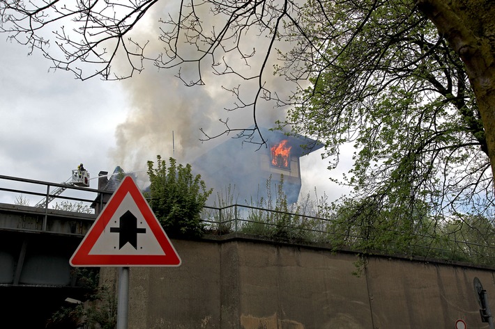 FW-E: Feuer im Reiterstellwerk am Viehofer Platz, starke Rauchentwicklung, keine Verletzten