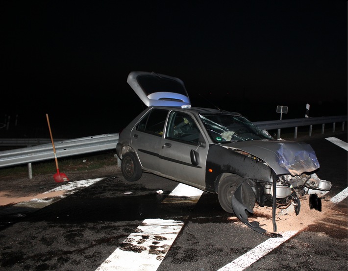 POL-PDNW: Wattenheim- Schwerer Verkehrsunfall infolge Müdigkeit, Fahrzeugführer eingeklemmt