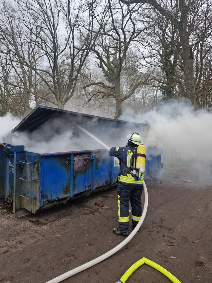 FW Celle: Aufwendige Löscharbeiten bei Containerbrand