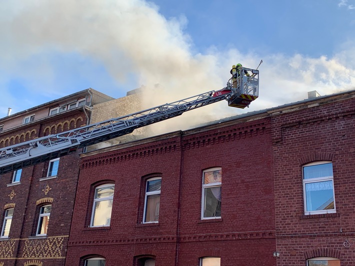 FW-Stolberg: Dachstuhlbrand in voller Ausdehnung