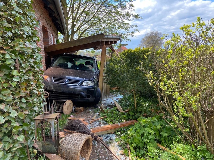 POL-DH: --- Pkw streift Haus bei Verkehrsunfall in Asendorf (Foto)---