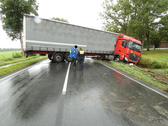 POL-CUX: Sattelzug verunfallt auf der B495 im Bereich Lamstedt-Hollnseth und blockiert die Fahrbahn - aufwändige Bergung (Foto im Anhang)