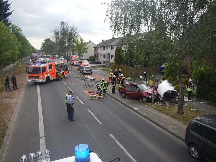 FW-MG: PKW kollidiert mit Betonlitfaßsäule, Fahrer schwer verletzt