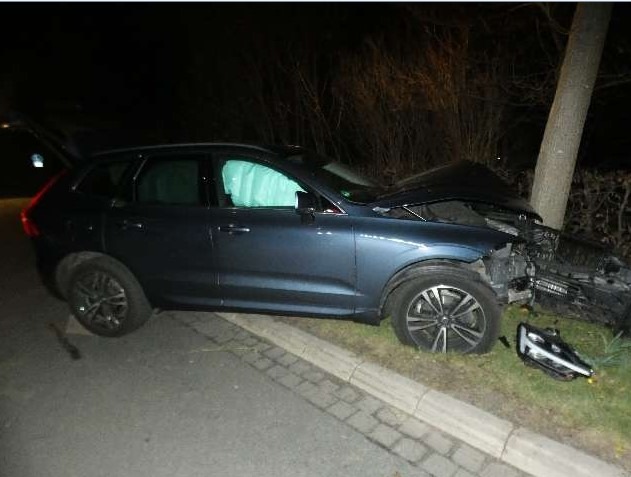 POL-CUX: Verkehrsunfall in Wehdel - Fahrzeugführerin kommt aufgrund von Sekundenschlaf von der Fahrbahn ab und verletzt sich schwer (Foto im Anhang)