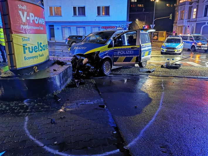POL-AC: Fünf verletzte Polizeibeamte nach Verkehrsunfall