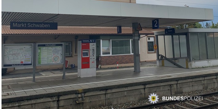 Bundespolizeidirektion München: Gleisläufer stürzt während Zugeinfahrt / Zugverkehr beeinträchtigt
