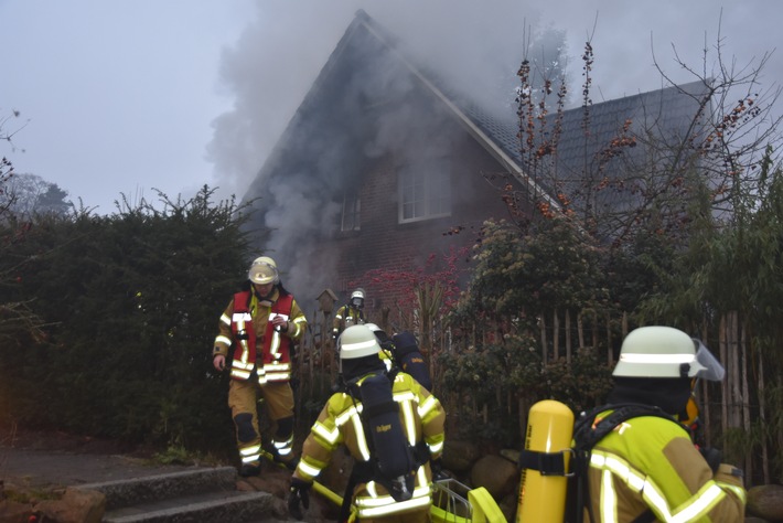 POL-STD: Einfamilienhaus in Stade bei Feuer stark beschädigt - eine Person bei Löscharbeiten leicht verletzt