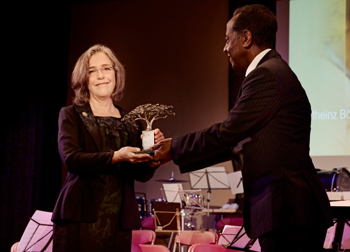 Paula Caballero erhält Karlheinz Böhm Preis 2021 der Stiftung Menschen für Menschen / Initiatorin der Nachhaltigkeitsziele teilt Idee der globalen Gerechtigkeit mit Organisationsgründer