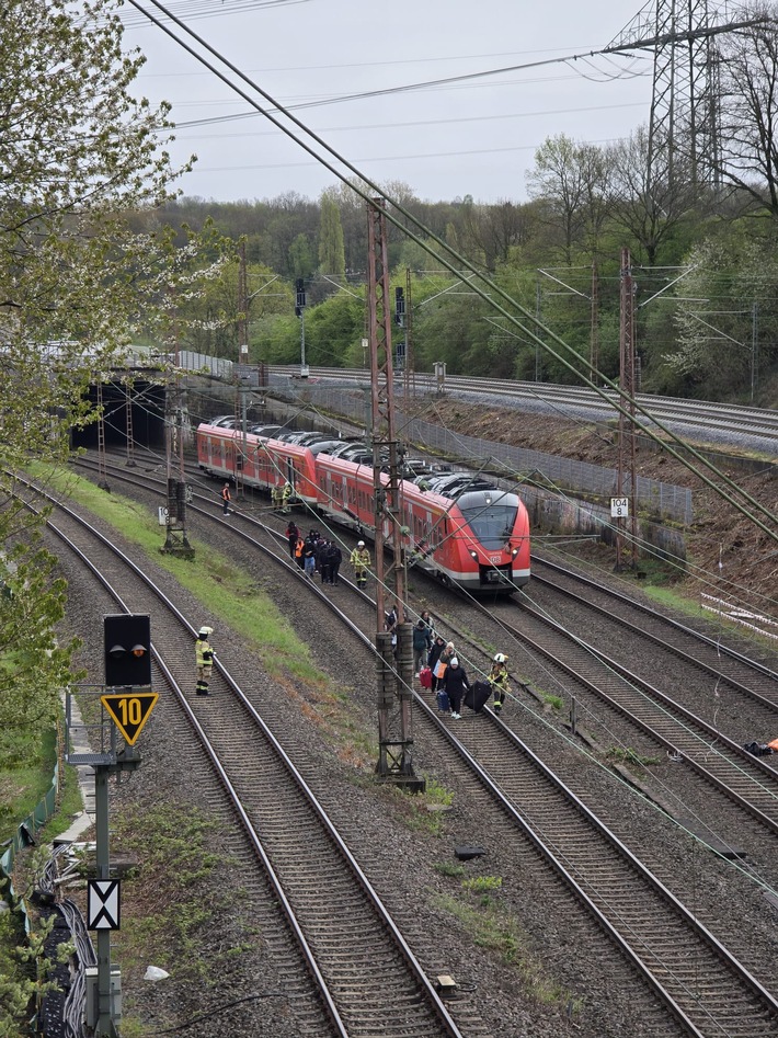 FW-HAAN: Fahrgäste auf freier Strecker aus S-Bahn geführt