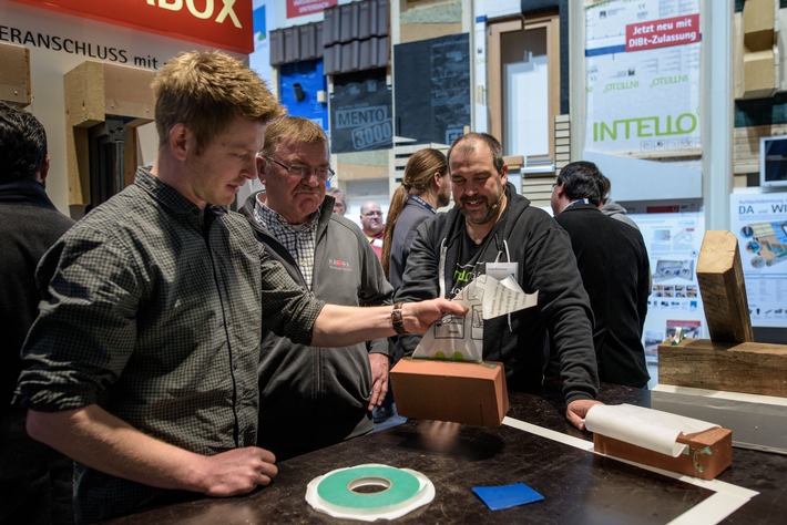 pro clima präsentiert neue Produkte für die Gebäudehülle: Halle 7 Stand 503/DACH+HOLZ 2018 in Köln: Das neue Planungs- und Sanierungshandbuch WISSEN ist da