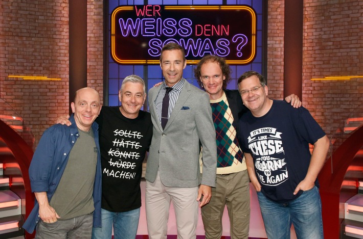 Das Erste: "Wer weiß denn sowas?"
Das Wissensspiel mit den Teamchefs Bernhard Hoëcker und Elton, moderiert von Kai Pflaume, vom 31. Juli bis 4. August 2017, um 18:00 Uhr im Ersten