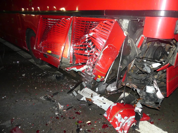 POL-GM: Alkoholisiert in geparkten Bus gekracht
