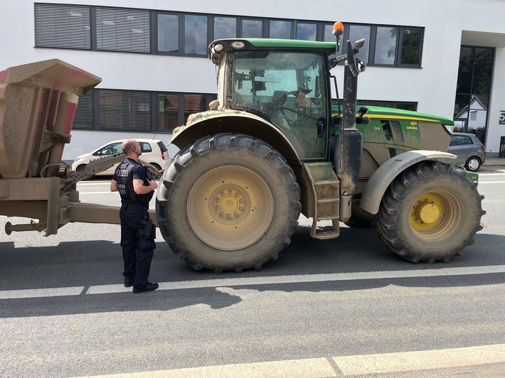 POL-BO: Keine Fahrerlaubnis, kaum Reifenprofil: Polizei stoppt Treckerfahrer