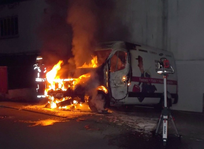 POL-MI: Kleintransporter steht in der Nacht plötzlich in Flammen