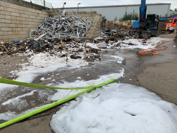 FW-GL: Brand eines Müllbergs im Industriegebiet "Zinkhütte" von Bergisch Gladbach