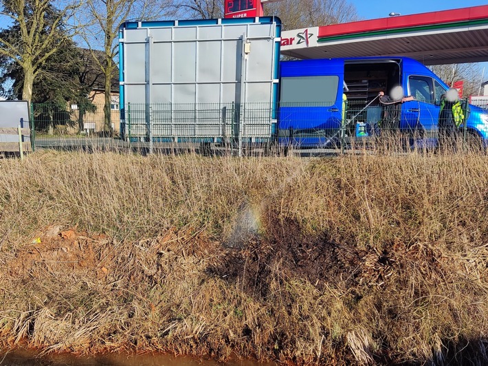 POL-NI: Nienburg: Weggeworfener Zigarettenrest verursacht Feuer -schnelles Eingreifen von Passanten verhinderte Schlimmeres