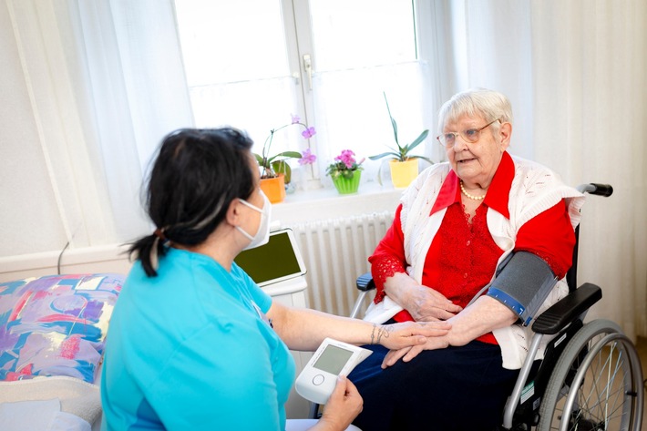 Umfrage zur Pflege zeigt: Reformen, finanzielle Stabilität und mehr Beratung dringend nötig / Menschen in Sachsen-Anhalt am unzufriedensten mit Arbeit der Bundesregierung