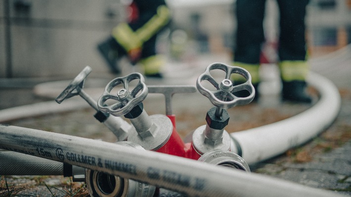 FW Moers: Erneuter Brand in leerstehendem Gewerbekomplex