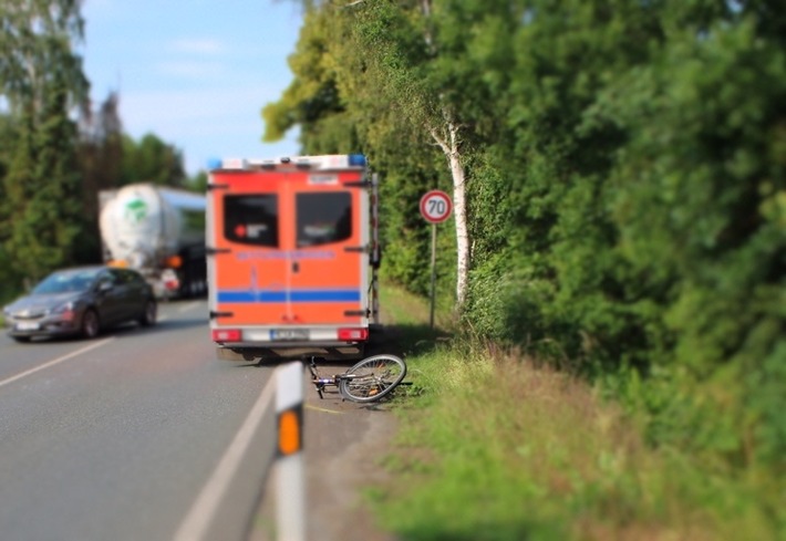 POL-MI: Kollision mit Satttelzug: Radfahrer (18) leicht verletzt