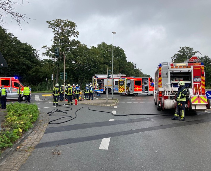 FW Dinslaken: Schwerer Verkehrsunfall in Dinslaken auf der Oberhausener Straße