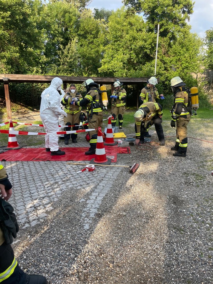 FW Voerde: Feuerwehr Voerde rettete Hund bei Zimmerbrand