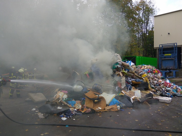 FW-KLE: Stinkiger Einsatz: Brand eines 18 Tonnen Presscontainers mit Restmüll