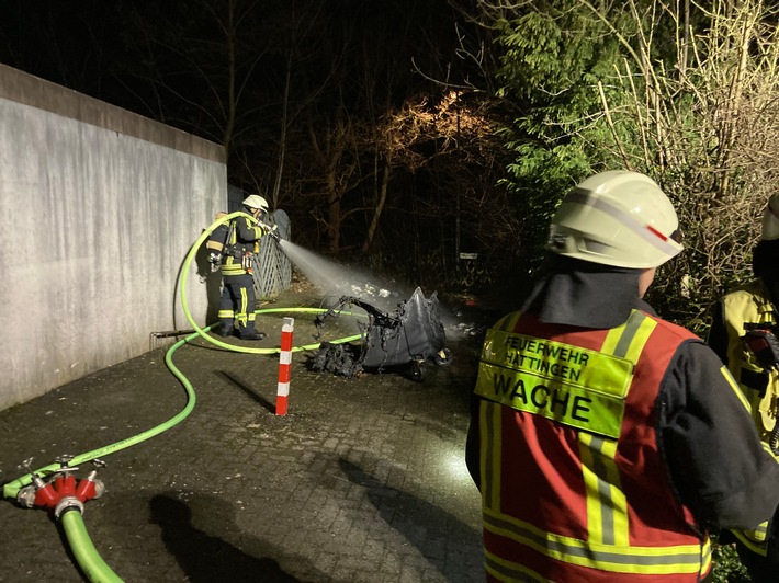 FW-EN: Brand zweier Müllcontainer an einem Garagenhof