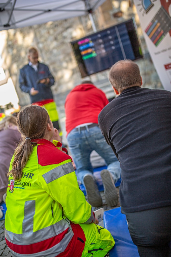 FW Ratingen: Helfen ist kinderleicht - Du musst es nur machen! Feuerwehr Ratingen zeigt wie!