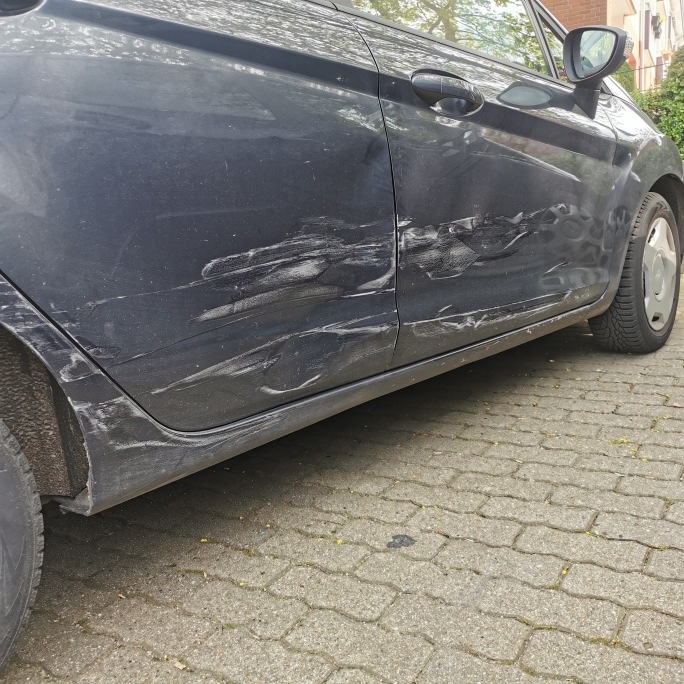 POL-SE: Henstedt-Ulzburg - Polizei sucht flüchtigen Unfallverursacher und Zeugen
