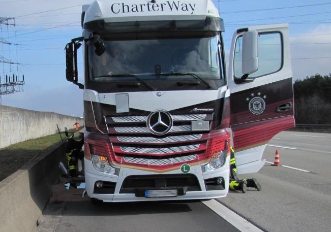 POL-F: 160216 - 146 Bundesautobahn 3: Verkehrsunfallflucht mit LKW - Zeugen gesucht!