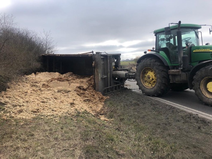 POL-ANK: Unfall mit Flucht: Traktor kommt samt Anhänger von Straße ab