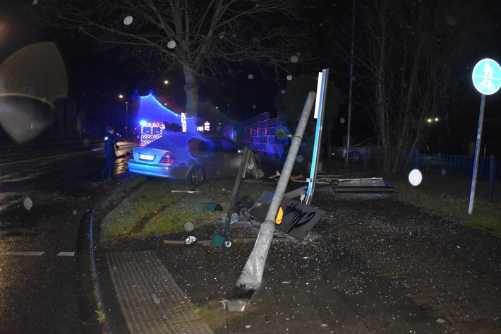 POL-MG: Mit Werbetafel, Ampel und Baum kollidiert: Polizei stellt 30-Jährigen nach Flucht vom Unfallort