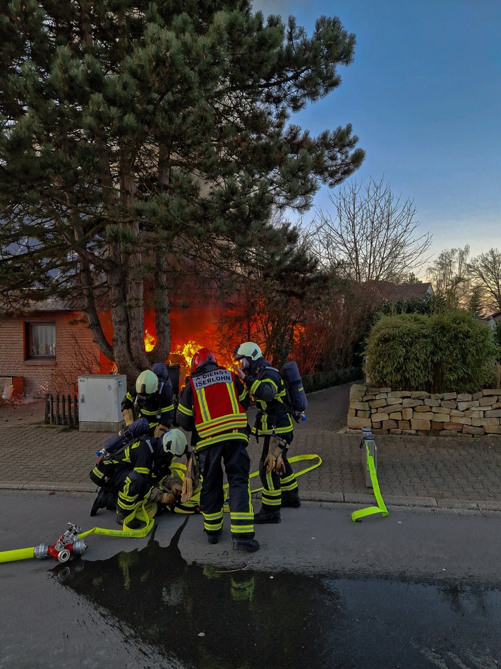 FW-MK: PKW-Brand greift auf Wohnhaus über