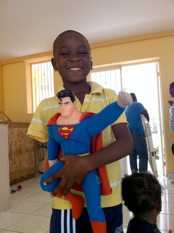 Kleiner Junge mit großem Mut / Achtjähriger verliert Arm bei Rettungsversuch seines Cousins