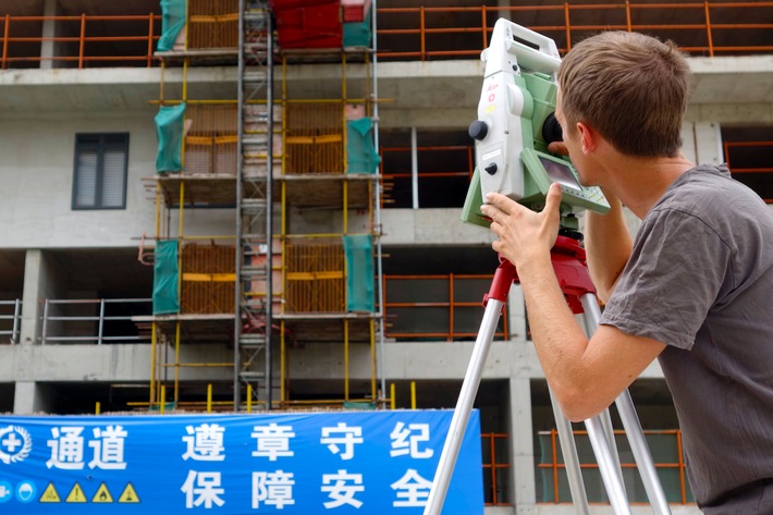 HMQ AG: Schweizer Techniker vermessen in Shanghai drei Hochhäuser mit Luxuswohnungen millimetergenau (BILD)