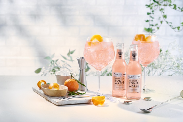 Rosa prickelnder Sommergenuss: Das Aromatic Tonic von FEVER-TREE bringt einen Spritzer Farbe ins Glas