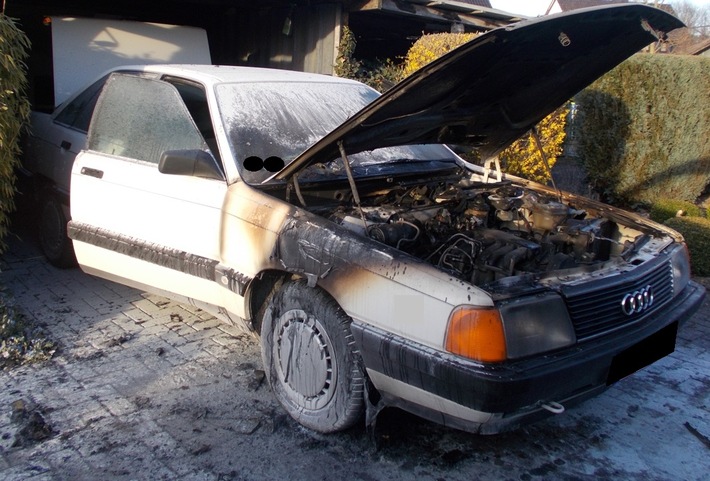 POL-MI: Älterer Audi geht in Flammen auf
