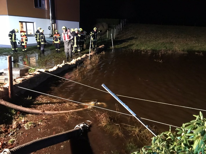 FW-ROW: Feuerwehren auch am Heiligabend gefordert - zahlreiche Einsatzstellen aufgrund des Hochwassers