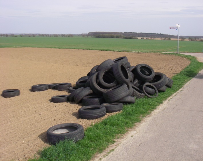 POL-DN: Reifen im Feld entsorgt