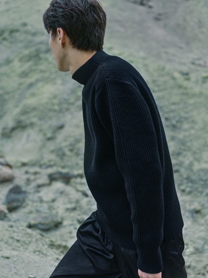 Die Faser der Zukunft / Am 10. November hat das technische Bekleidungslabel Goldwin aus Japan einen minimalistischen Sweater gelauncht, der aus dem biobasierten Material &quot;Brewed Protein&quot; besteht.