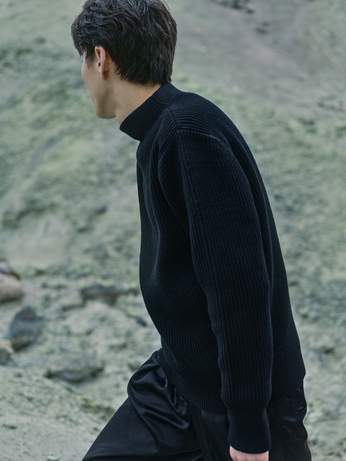 Die Faser der Zukunft / Am 10. November hat das technische Bekleidungslabel Goldwin aus Japan einen minimalistischen Sweater gelauncht, der aus dem biobasierten Material "Brewed Protein" besteht.