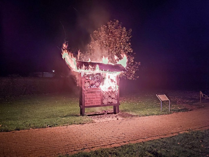 POL-UN: Kamen - Unbekannte setzen Insektenhotel in Brand - Polizei sucht Zeugen