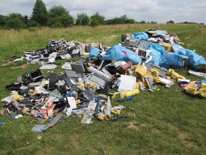 POL-F: 130709 - 598 Frankfurt-Preungesheim: Illegale Müllentsorgung - Bitte Foto beachten!