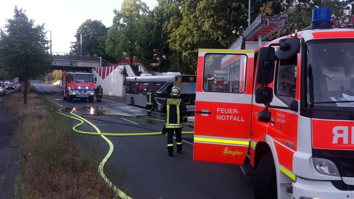 FW-D: Feuer im Motorraum eines Rheinbahnbusses - Fahrer handelt umsichtig, keine Verletzten