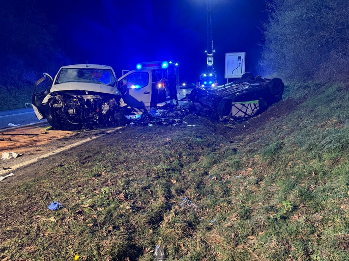 FW VG Westerburg: Verkehrsunfall bei Westerburg fordert zwei Menschenleben - eine Person schwerstverletzt